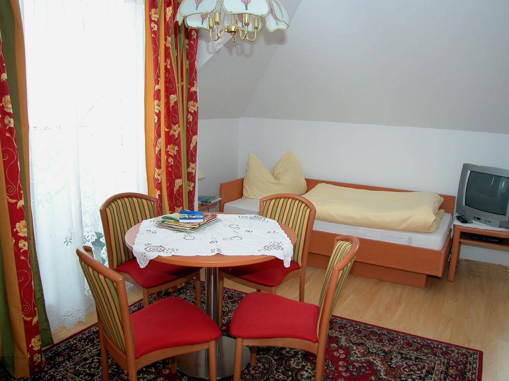Pension Hiesel-Villa Untersbergblick Anthering Room photo